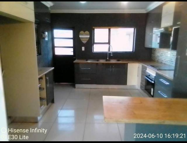 4 BEDROOM HOUSE FOR SALE IN THE ORCHARDS